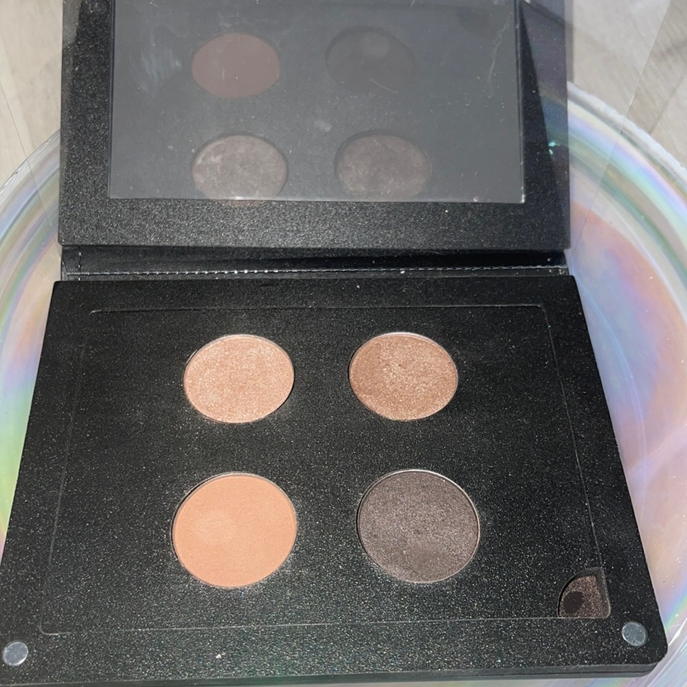Ittse magnetic changeable/customizable 4 eyeshadow palette